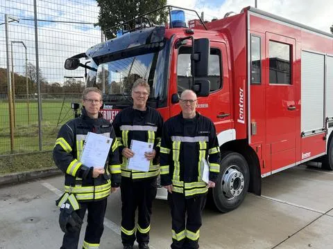 Drei Feuerwehrmitglieder bestehen QS2-Kompetenznachweis